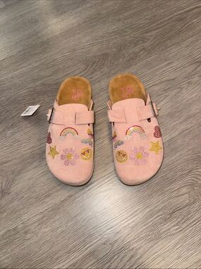 🆕 Yoki Kids Pink Suede Slip-On Clogs with Rainbow, Star & Flower Accents Size 1